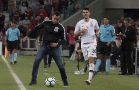 Jair Ventura a beira de campo passa orientações para os jogadores
