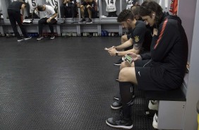 Jogadores no vestiário de enfrentar o Atlético-PR
