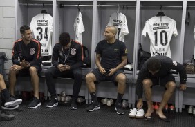 Jogadores no vestiário de enfrentar o Atlético-PR