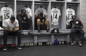Jogadores no vestiário de enfrentar o Atlético-PR