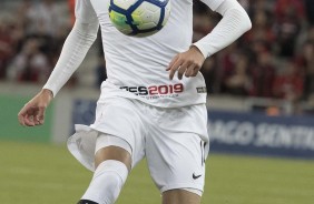 Léo Santos em ação contra o Atlético -PR