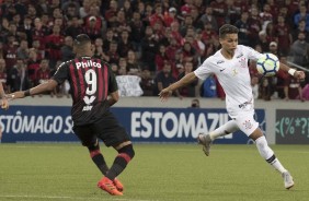 Pedrinho arrisca de longe contra o Atlético-PR