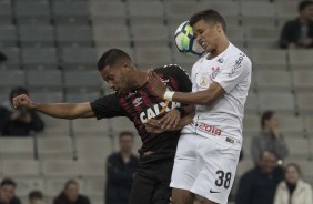 Pedrinho em dividida contra adversário