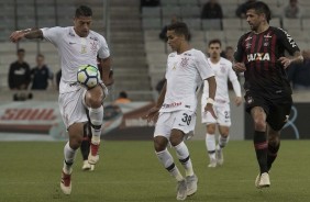 Ralf e Pedrinho na partida contra o Atlético-PR