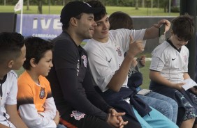 Com boatos da volta de Carille ao Corinthians, Jair Ventura atendeu torcedores no CT