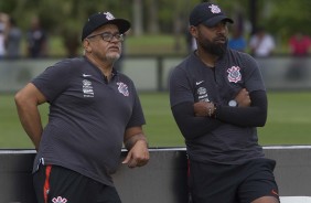 Comisso tcnica do Corinthians durante o treino o desta quinta, no CT Joaquim Grava