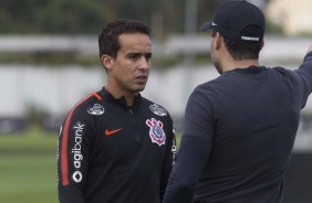 Jadson conversa com o treinador Jair Ventura durante atividade desta tarde no CT