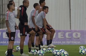 Jogadores treinam no CT para encarar a Chapecoense, na Arena Corinthians