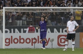 Cássio e Danilo em partida contra a Chapecoense, na Arena Corinthians