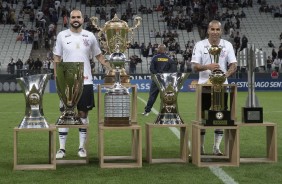 Danilo e Sheik se exibem ao lados dos títulos que ambos connquistaram no Corinthians