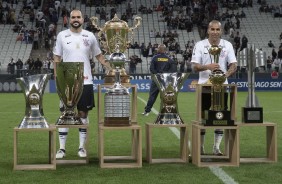 Danilo e Sheik se exibem ao lados dos ttulos que ambos connquistaram no Corinthians