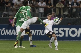 Fagner em jogada contra a Chapecoense, pelo Brasileiro 2018, na Arena Corinthians