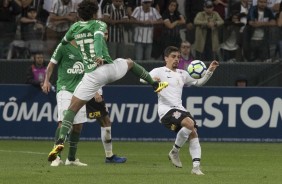 Fagner em jogada contra a Chapecoense, pelo Brasileirão 2018, na Arena Corinthians