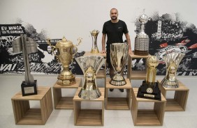 Danilo ao lado de todos os troféus conquistados por ele com a camisa do Timão