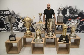 Danilo ao lado de todos os trofus conquistados por ele com a camisa do Timo