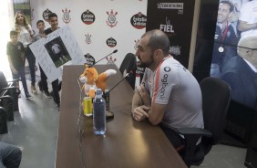 Danilo concedendo entrevista no CT após tarde de homenagens no treino