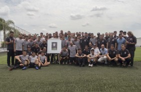 Danilo e colegas de trabalho durante tarde de homenagens no CT Joaquim Grava