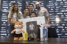 Danilo e sua famlia concedem entrevista aps homenagem durante o treino de hoje