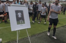 Danilo se despede do grupo no treino repleto de homenagens no CT