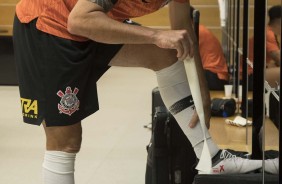 Danilo se prepara no vestiário da Arena Corinthians para seu último jogo com a camisa do Timão