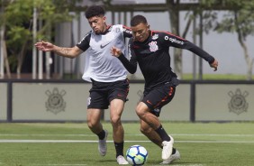 Douglas e Rafael Bilu disputam a bola no treino de hoje no CT Joaquim Grava