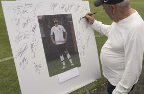 Funcionrios e jogadores assinam placa com foto do meia Danilo para homenage-lo