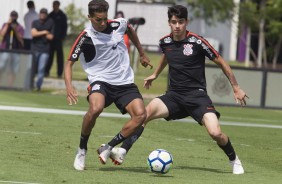 Pedrinho encara Araos no treinamento de hoje no CT Joaquim Grava