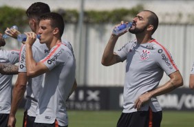 Rodrigo Figueiredo ao lado do experiente Danilo no treinamento de hoje no CT Joaquim Grava