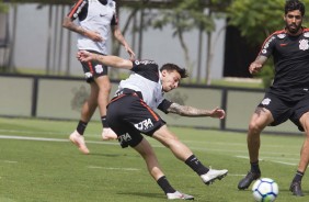 Rodrigo Figueiredo e o goleiro Caque Frana, ao fundo, no treino de hoje no CT