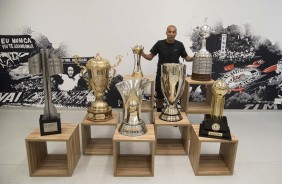Sheik ao lado de todos os troféus conquistados por ele com a camisa do Timão