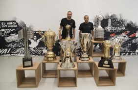 Sheik e Danilo posam ao lado dos trofus em seu ltimo jogo na Arena Corinthians