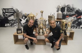 Sheik e Danilo posam ao lado dos troféus conquistados por ambos pelo Corinthians