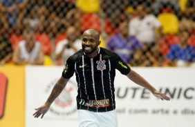 Henrique comemorando um dos seus gols contra o Sorocaba, pela Liga Paulista de Futsal