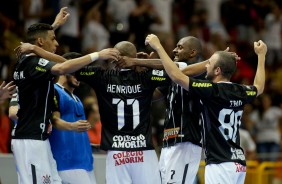 Jogadores comemorando a goleada sobre o Sorocaba, pela Liga Paulista de Futsal