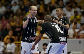 Wilde e colegas comemorando o gol de Nenê, contra o Sorocaba, pela Liga Paulista de Futsal
