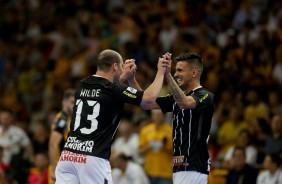 Wilde e Renatinho comemorando o gol do pivô durante partida contra o Sorocaba pela Liga Paulista