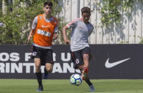 Os jovens Araos e Pedrinho no treino desta sexta-feira no CT