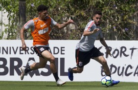 Os volantes Douglas e Gabriel no treino desta sexta-feira no CT Joaquim Grava