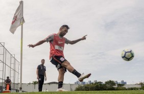 Clayson treina no CT Joaquim Grava; Timão tem foco no Grêmio, pelo Brasileirão