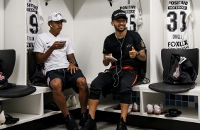 Fessin e Clayson no vestiário da Arena do Grêmio antes do último jogo do Timão no ano