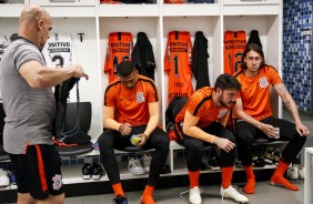 Goleiros do Corinthians no vestiário antes do jogo contra o Grêmio