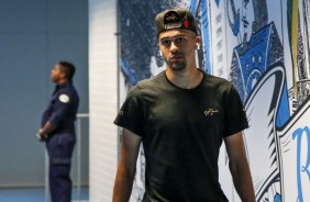 Léo Santos chega ao estádio do Grêmio e deve ser titular no último jogo Timão no ano
