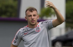 O lateral Carlos Augusto no último treino do Corinthians no ano de 2018