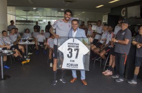 Vilson no ter seu contrato renovado e foi homenageado no treino de hoje no CT