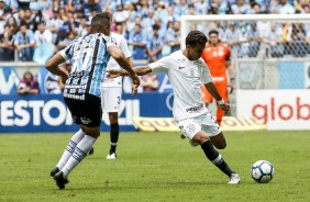 Pedrinho no exato momento do chute, em partida contra o Grêmio, pelo Campeonato Brasileiro