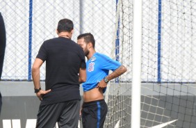 Carille já orienta jogadores em seu primeiro treino de volta ao comando do Corinthians