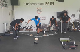 Volante Douglas faz treino específico na academia do CT Joaquim Grava
