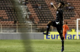 Empolgadíssimo, Oya comemora seu gol contra o Sinop, pela Copinha 2019