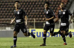 Fabrício Oya comemora ao lado de seus companheiros seu gol contra o Sinop, pela Copinha 2019