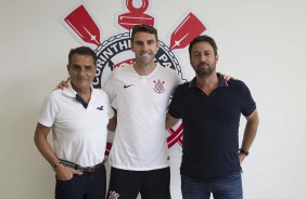 Jorge Kalil, Mauro Boselli e Dulio Monteiro na assinatura de contrato do atacante com o Corinthians